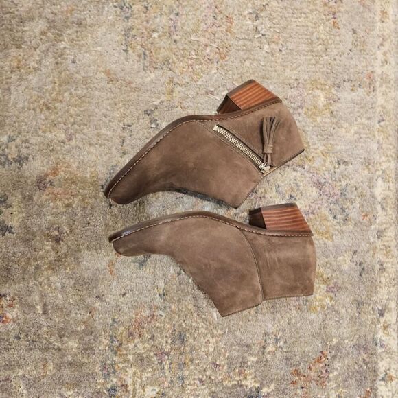 Vionic Serena Brown Suede Booties Size 6
Heels height - 1 3/4" - Picture 7 of 7